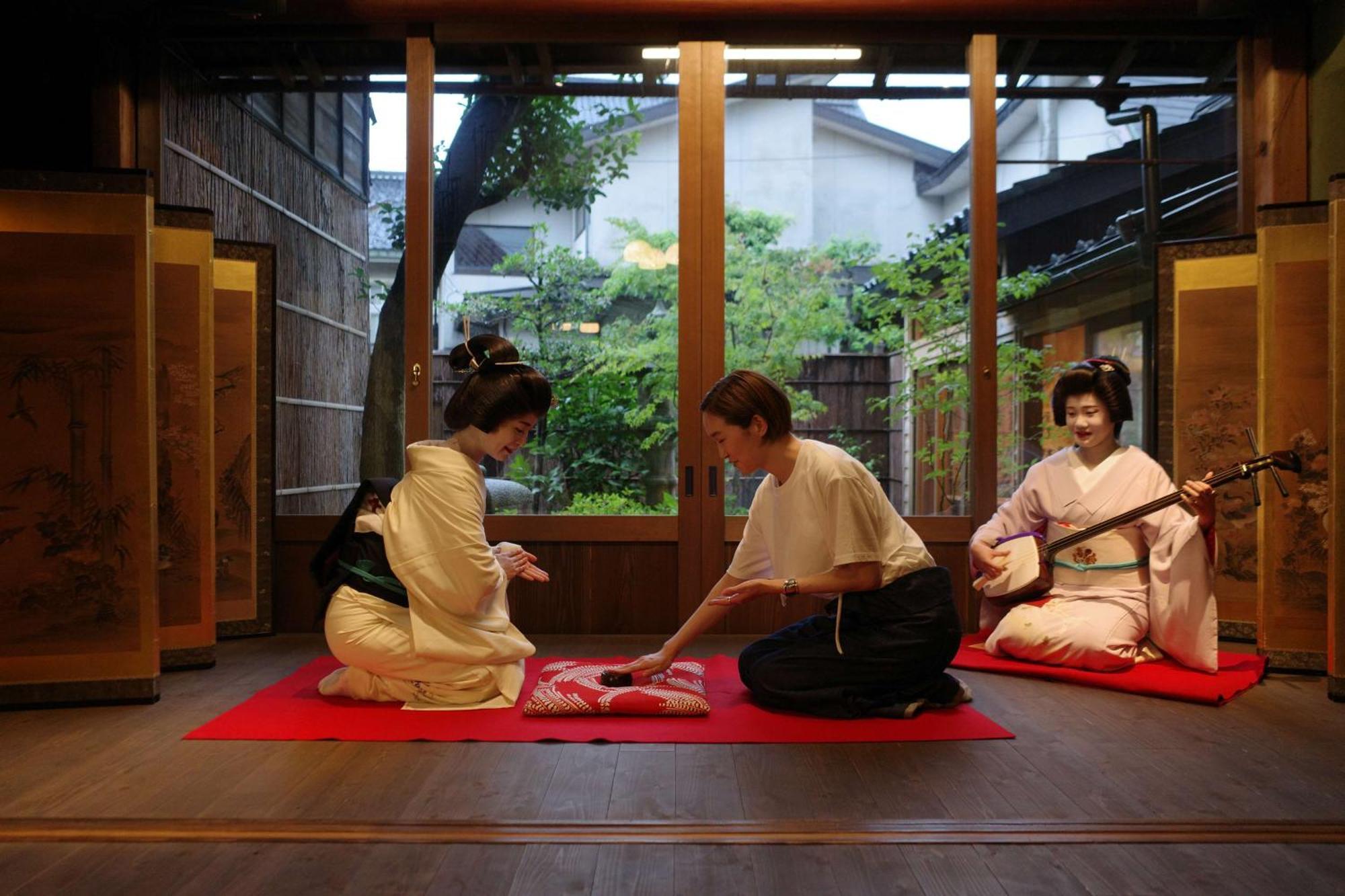 Hyatt Centric Kanazawa Ngoại thất bức ảnh A scene from a traditional Japanese shamisen performance